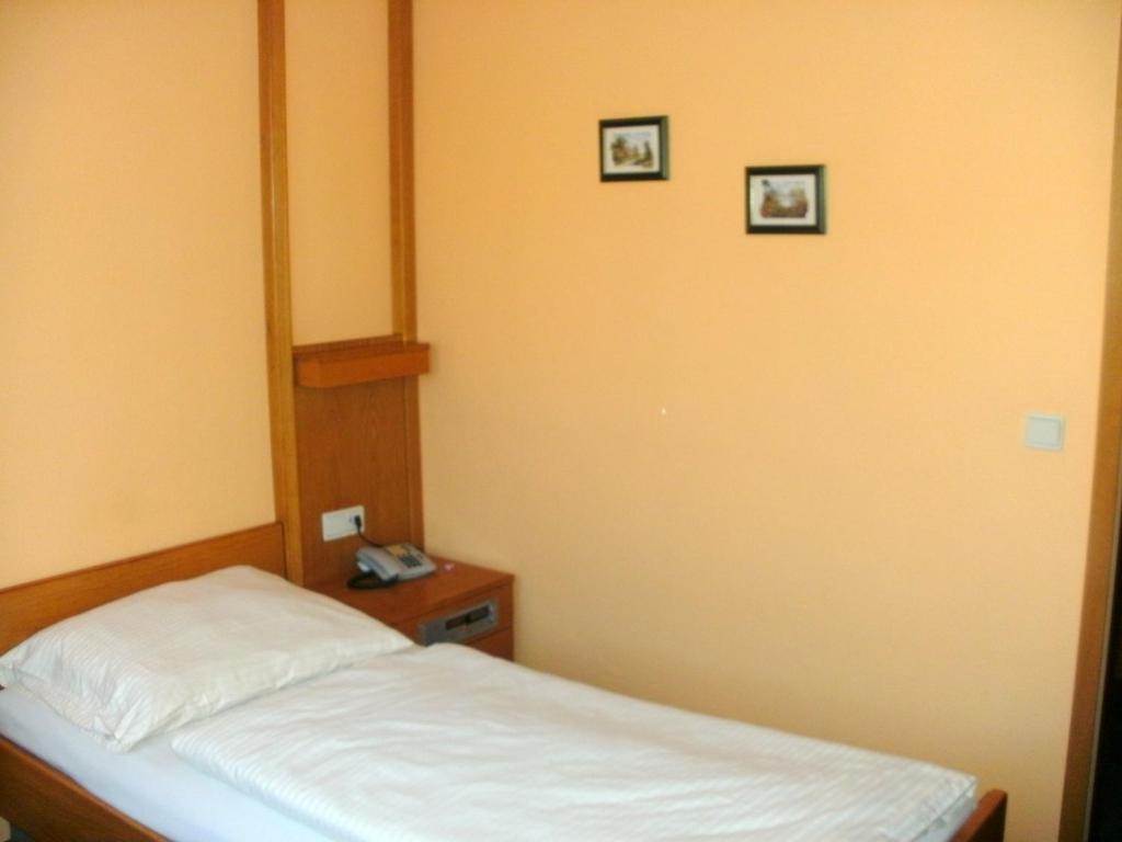 Cadolzburg Gasthof Landhotel Gruner Baum חדר תמונה