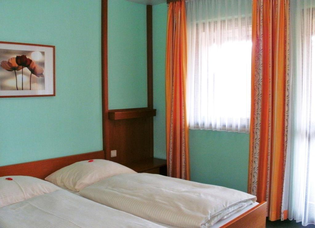 Cadolzburg Gasthof Landhotel Gruner Baum מראה חיצוני תמונה